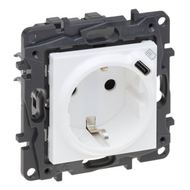 Niloé Step 2P+F kombinált csatlakozóaljzat + USB-C, (rugós), biztonsági zsaluval 