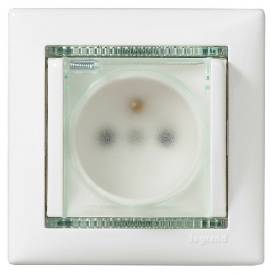 Valena IP44 2P+F csatlakozóaljzat csapófedéllel, fehér