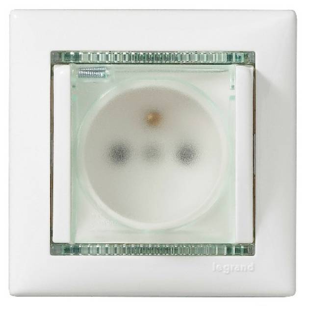 Valena IP44 2P+F csatlakozóaljzat csapófedéllel, fehér 